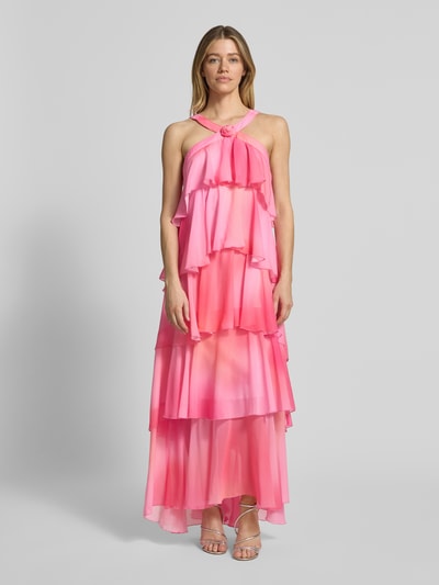 Frauenmodel trägt Volant Abendkleid mit V-Ausschnitt Modell 'FELICIA' von Vero Moda in Unifarbe Pink aus Chiffon, Maxi-Länge, Ganzkörperansicht von vorne.