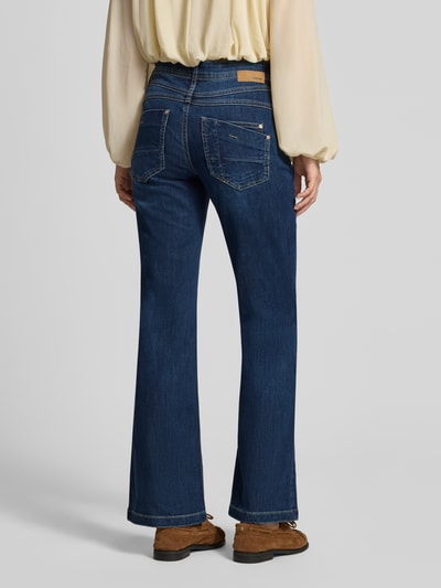 Vrouwenmodel draagt Bootcut Jeans mit Used Look van GANG in medium wash denimlook, 5-pocketmodel, katoenmix, volledige achteraanzicht.