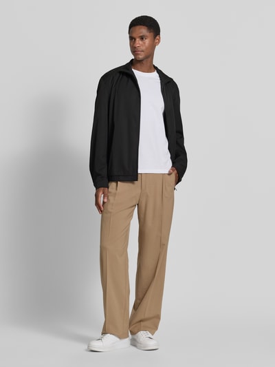 Männermodel draagt Regular Fit blouson met gestikt logo model 'H-CARVO' van BOSS, heren blouson, zwarte stof, Ganzkörperansicht von vorne.