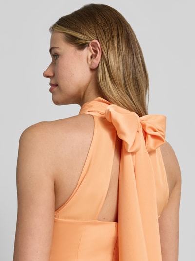 Frauenmodel trägt Neckholder-Maxikleid mit rückseitigem Reißverschluss von Lipsy, Material-Mix mit Stretch-Anteil, Figurbetont, Nahaufnahme Schulter.