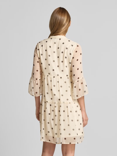 Frauenmodel trägt Tailliertes Minikleid mit V-Ausschnitt Modell 'SMILLA' von Vero Moda, Optik:Allover-Muster, Chiffon, Ganzkörperansicht Rückansicht.