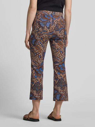 Frauenmodel trägt Schmale Hose aus Baumwoll-Mix Modell 'DONDE' von Weekend Max Mara, Optik:Allover-Muster, Passform Slim-Fit, Farben Braun, Blau, Weiß, Material Baumwoll-Mix, Ganzkörperansicht Rückansicht.