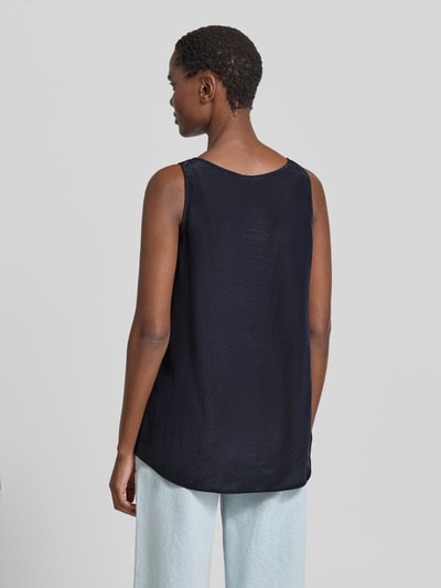 Frauenmodel trägt Blusenshirt mit Rundhalsausschnitt und Label-Detail von Marc Cain aus Satin, Straight Fit, Rückenlänge 52 cm, Ganzkörperansicht Rückansicht.