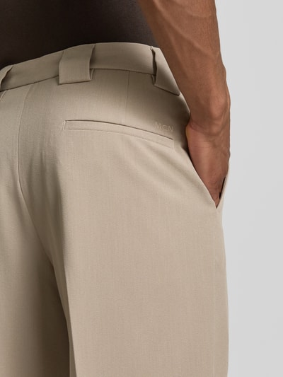 Männermodel trägt Stoffhose mit Bügelfalten und Eingrifftaschen von MCNEAL, Beige, Material-Mix mit Viskose-Anteil, Detailaufnahme Rückansicht.