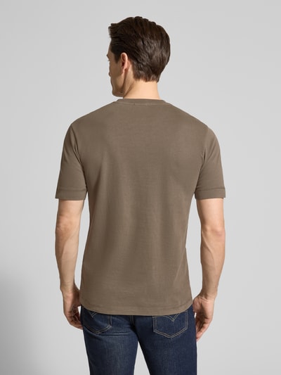 Männermodel trägt T-Shirt mit Rundhalsausschnitt von Drykorn, reine Baumwolle, Regular Fit, Rückenlänge M 69 cm, Ganzkörperansicht Rückansicht.