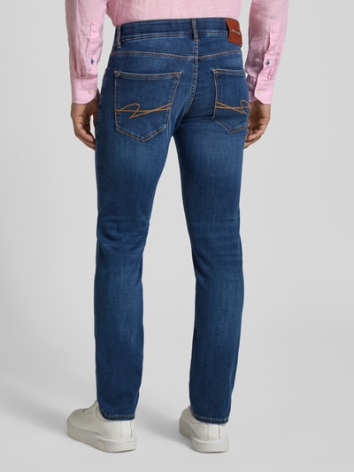 Mężczyzna nosi Regular Fit Jeans aus Candiani Denim Modell 'Lyon' von Pierre Cardin, mieszanka bawełny z dodatkiem streczu, kolor niebieski, szwy kontrastowe, długość wewnętrzna nogawki 79 cm, szerokość w rozmiarze 32/32: 42 cm, Ganzkörperansicht Rückansicht.