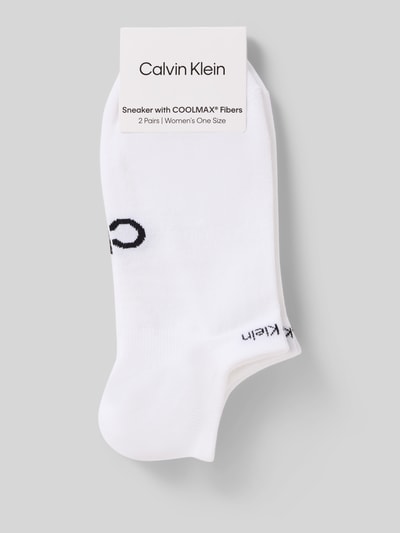 Produktfoto, białe sneakersocken z COOLMAX®-Fasern Modell 'LEANNE' von CK Calvin Klein, materiał z dodatkiem stretchu, widoczne detale z logo, opakowanie 2 pary, damski fason, lekka tekstura, gładka powierzchnia.