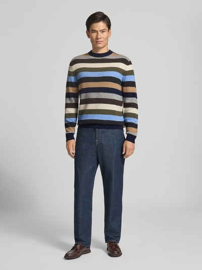 Männermodel trägt Regular Fit Pullover aus reinem Kaschmir von Christian Berg Men, Querstreifen in Blau, Braun, Strick-Optik, Ganzkörperansicht von vorne.