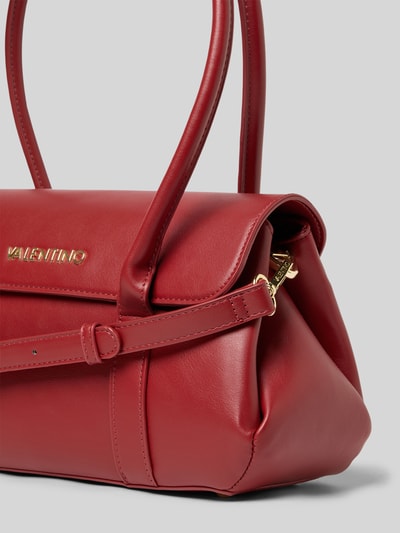 Produktfoto, Handtasche mit Label-Applikation od Valentino Bags w kolorze czerwonym, gładka tekstura, złote detale, model z rączką i paskiem, główna komora z klapką i zapięciem magnetycznym, szerokość 34 cm, wysokość 17 cm, głębokość 14 cm, długość paska 125 cm.