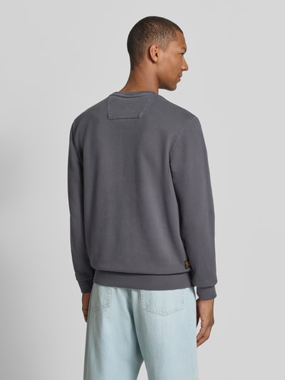 Männermodel trägt Sweatshirt mit Label-Print und Rundhalsausschnitt von PME Legend in Grau, relaxed Fit, reine Baumwolle, Ganzkörperansicht Rückansicht.