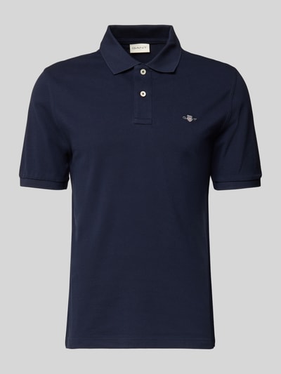 Produktfoto, ciemnogranatowe Slim Fit Poloshirt mit Logo-Stitching von Gant z czystej bawełny, krój slim fit, logo, kołnierzyk polo, krótki rękaw, długość tyłu w rozmiarze M: 70 cm