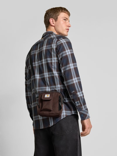 Carhartt Work In Progress Crossbody Bag mit Label-Detail Dunkelbraun 1