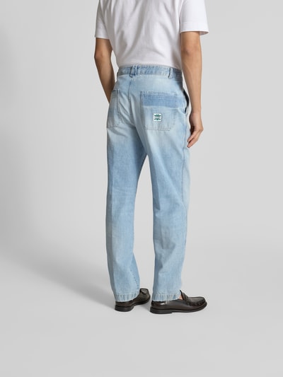 Männermodel trägt Tapered Fit Jeans aus Baumwolle von Closed im Used-Look und 5-Pocket-Design, hellblaue Farbe, Ganzkörperansicht Rückansicht. Kontext: Herren Jeans, Bundweite 43 cm, Innenbeinlänge 82 cm, Knopf- und Reißverschluss.