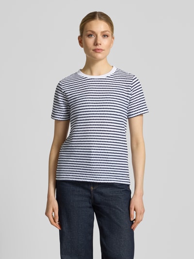 Vrouwenmodel draagt T-shirt met structuurpatroon en ronde hals van monari, mix van katoen en elastaan, regular fit, dames, voorkant volledig lichaam