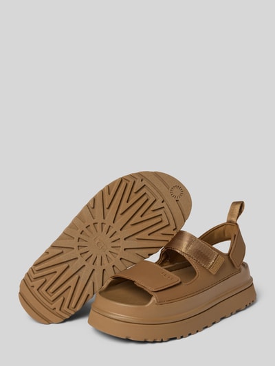 Produktfoto, Sandalette mit Plateausohle Modell 'GOLDENGLOW' von UGG in Braun mit Abgerundete-Spitze, Klettverschluss, 5 cm Absatzhöhe, 7 cm Schafthöhe bei Größe 40, strukturierte Plateausohle und Riemen