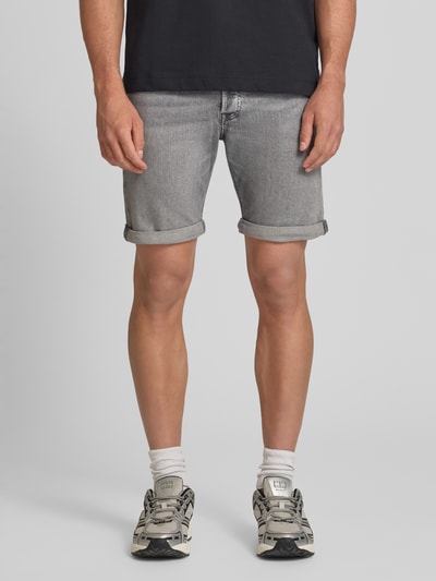 Männermodel trägt Regular Fit Jeansshorts mit Umschlag Modell 'RICK' von Jack & Jones aus Baumwoll-Elasthan-Mix in Grau, Eingrifftaschen, Ganzkörperansicht von vorne. Bundweite bei Größe M 42 cm, Innenbeinlänge 21 cm.