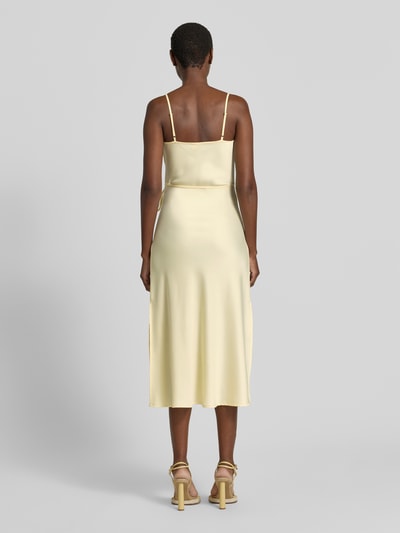 Frauenmodel trägt Midikleid mit Stretch-Anteil Modell 'THEA' von YAS, Elastischer-Material-Mix, Schmales Taillenband, Ganzkörperansicht Rückansicht.