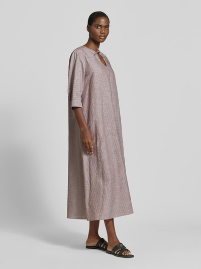 Frauenmodel trägt Midikleid aus Leinen-Baumwoll-Mix mit 3/4-Arm von MM by Max Mara, Wide-Fit, Modell MEMO, Ganzkörperansicht von vorne.