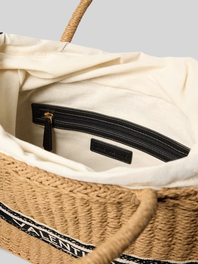 Produktfoto, Handtasche mit Label-Detail Modell 'BOHO' von VALENTINO BAGS z papieru, otwarte główne przegroda, krótkie uchwyty, regulowany pasek na ramię, detal z logo, wewnętrzna kieszeń na zamek, szerokość w rozmiarze 1: 37 cm, długość w rozmiarze 1: 23 cm, głębokość w rozmiarze 1: 13 cm, długość paska na ramię w rozmiarze 1: 112 cm, beżowy splot, jasne wnętrze, czarne detale