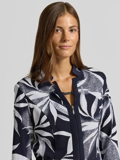 Kobiece modelka nosi Regular Fit Longblazer mit Reißverschluss von Vera Mont, granatowo-biały wzór liści, tekstura gładka, zamek błyskawiczny, zbliżenie na górną część ciała