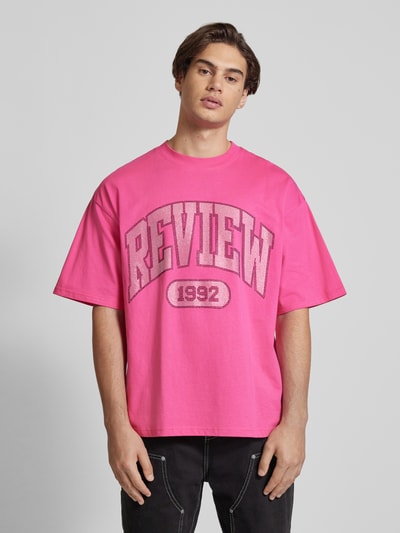 REVIEW T-shirt o kroju oversized z nadrukiem z logo Mocnoróżowy 4