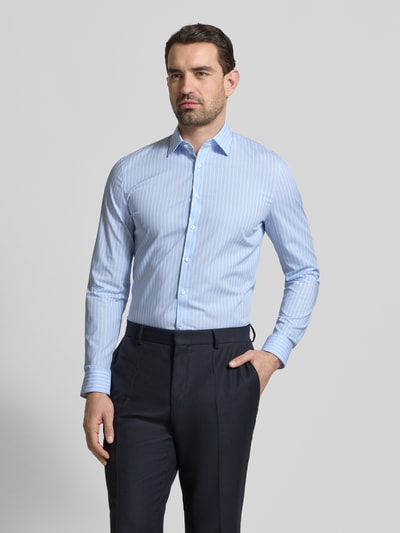 Männermodel trägt Super Slim Fit Business-Hemd mit Kentkragen von OLYMP No. Six, hellblau-weiß gestreift, Baumwoll-Elasthan-Mix, Ganzkörperansicht von vorne