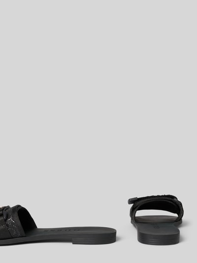 Produktfoto, czarna Sandalette mit Klettverschluss Modell 'ELYZE3' von Guess, zaokrąglony czubek, zakładana przez głowę, wysokość obcasa 2 cm, damski kontekst