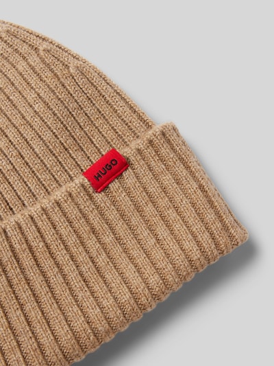 HUGO Czapka beanie z żywej wełny z naszywką z logo model ‘Xola’ Piaskowy 2