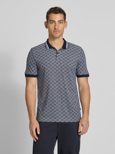 Męski model nosi Regular Fit Poloshirt mit Logo-Muster Modell 'Jessino' od JOOP! Collection, czysta bawełna, krój regular fit, guzikowa plisa, długość tyłu w rozmiarze M: 69 cm, widok całej sylwetki z przodu.