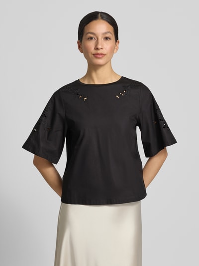 Frauenmodel trägt Regular Fit T-Shirt aus reiner Baumwolle Modell 'TARGA' von Weekend Max Mara, Optik: Unifarben, Ajour-Stickerei-Motiv, Rundhals, kurze Röhrenärmel, Materialverarbeitung: Jersey, Damen T-Shirt; Ganzkörperansicht von vorne.