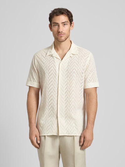 Männermodel trägt Relaxed Fit Freizeithemd mit Lochmuster Modell 'Honolulu' von Antony Morato in Beige aus Reine Baumwolle, Kurzärmelig, Reverskragen, durchgängige Knopfleiste, Rückenlänge 76 cm, Schulterbreite 50 cm, Ärmellänge 27 cm; Ganzkörperansicht von vorne.
