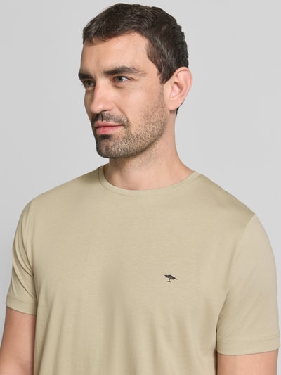Männermodel trägt T-Shirt mit Rundhalsausschnitt und Label-Stitching van Fynch-Hatton, Puur katoen, regular fit, ronde hals, ruglengte maat M 72 cm, Nahaufnahme Oberkörper