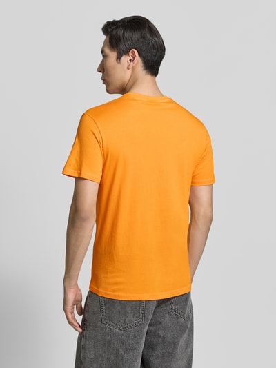 Männermodel trägt T-Shirt mit Logo-Patch und Rundhalsausschnitt von Emporio Armani, Reine Baumwolle, Modern Fit, Rückenlänge 69 cm, Ganzkörperansicht Rückansicht.