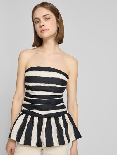 Frauenmodel trägt Bandeau-Top aus Baumwolle Modell 'SOLDE' von Topshop mit schwarzem und weißem Streifenmuster, figurbetonter Schnitt, Nahaufnahme Oberkörper.