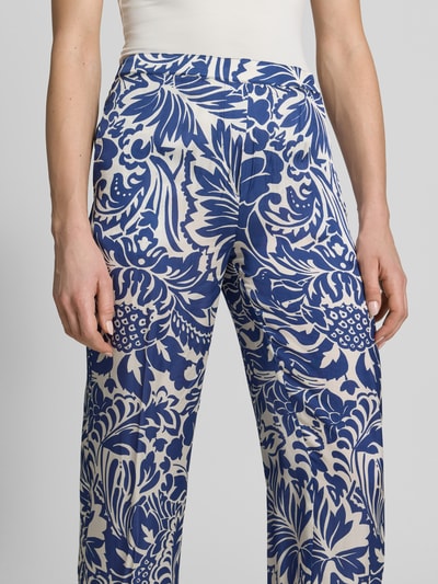 Frauenmodel trägt Hose aus Viskose-Mix mit elastischem Bund von WHITE LABEL, blau-beiges florales Muster, Straight Fit, Nahaufnahme Oberkörper.