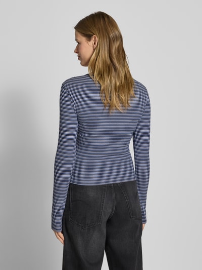Vrouwenmodel draagt Slim Fit Longsleeve met knoopsluiting van Review in blauw-witte strepen, katoenmix, ruglengte maat S 50 cm, rugaanzicht.