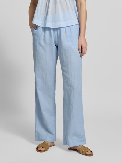 Frauenmodel trägt Stoffhose mit Leinen-Anteil und Eingrifftaschen von Neo Noir in Hellblau, ausgestellter Schnitt, Nahaufnahme Oberkörper. Baumwoll-Mix, elastischer Bund, französische Taschen, Modell Sonar.