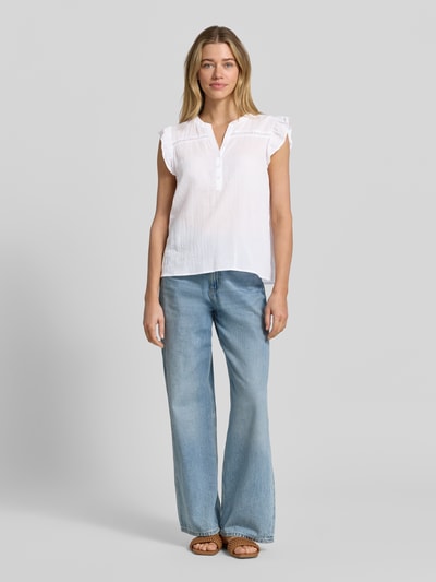 Kobiece model nosi Blusenshirt mit kurzer Knopfleiste Modell 'FABIANA' von Soyaconcept z bawełny, prosty krój, dekolt serafino, długość tyłu w rozmiarze S: 55 cm, widok całej sylwetki z przodu