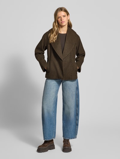 Vrouwenmodel draagt Regular fit lange jas met sjaalkraag en strikceintuur Model 'AUGUSTA' van ONLY, effen kleuren, steekzakken, wolvilt, Ganzkörperansicht von voren.