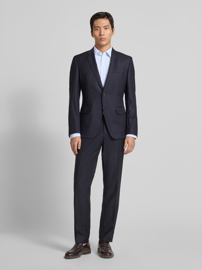 Männermodel trägt Slim Fit Businesshemd mit Allover-Muster Modell 'HANK' von BOSS in Hellblau, Ganzkörperansicht von vorne.
