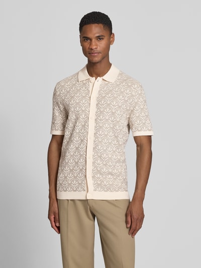 Männermodel trägt Strickshirt mit Polokragen und durchgehender Knopfleiste von MCNEAL, Slim-Fit, Allover-Look, 1/2-Arm, Ganzkörperansicht von vorne.