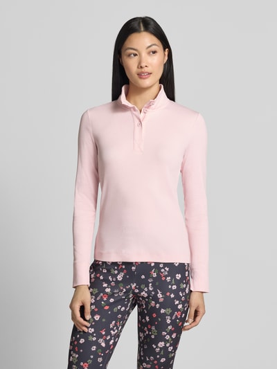 Modelka nosi Slim Fit Longsleeve aus Baumwoll-Mix von Marc Cain, jasnoróżowy, gładka faktura, stójka, listwa guzikowa, krój slim fit, mieszanka bawełny, długość tyłu w rozmiarze 36: 55 cm, widok całej sylwetki z przodu.