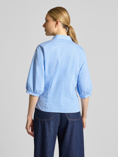 Frauenmodel trägt Regular Fit Bluse mit Knotendetail von Smith and Soul aus reiner Baumwolle mit Streifenmuster, 3/4-Arm und Hemdblusenkragen, Rückenlänge 60 cm, Ärmellänge 39 cm, Ganzkörperansicht Rückansicht.