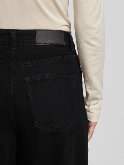 Frauenmodel trägt Tapered Fit Jeans mit 5-Pocket-Design Modell 'HAZAL' von Noisy May, reine Baumwolle, Detailaufnahme Rückansicht.