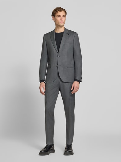 Mannelijk model draagt Straight Fit broek uit scheerwolmix van bugatti, grijs met bandplooien, achterzakken, knoop- en ritssluiting, bandwijdte maat 50: 44 cm, binnenbeenlengte maat 50: 82 cm, volledige lichaamsweergave van voren