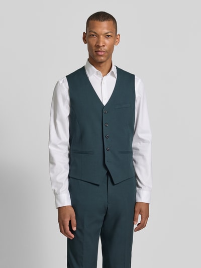Männermodel trägt Slim Fit Anzugweste mit Viskose-Anteil Modell 'SO PURE' von s.Oliver BLACK LABEL in Dunkelgrün, glatte Struktur, Ganzkörperansicht von vorne.