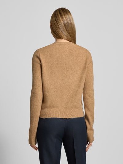 Frauenmodel trägt Cardigan mit Rundhalsausschnitt Modell 'SEEDSUN' von Mango in Hellbraun, Material-Mix, Regular Fit, Ganzkörperansicht Rückansicht.