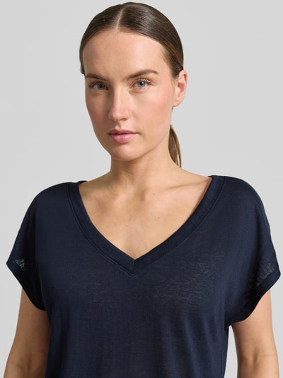 Vrouwenmodel draagt T-shirt uit viscosemix met V-hals van Zero, regular fit, kapmouwen, ruglengte maat 36: 56 cm. Nahaufnahme Oberkörper.