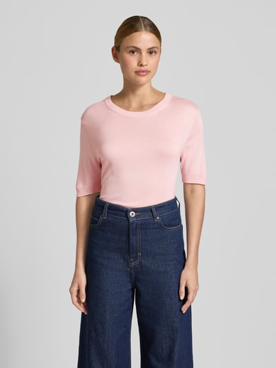 Frauenmodel trägt Strickshirt aus Viskose-Mix mit Rundhalsausschnitt von Smith and Soul, rosa, Slim Fit, gerippte Abschlüsse, Ganzkörperansicht von vorne.