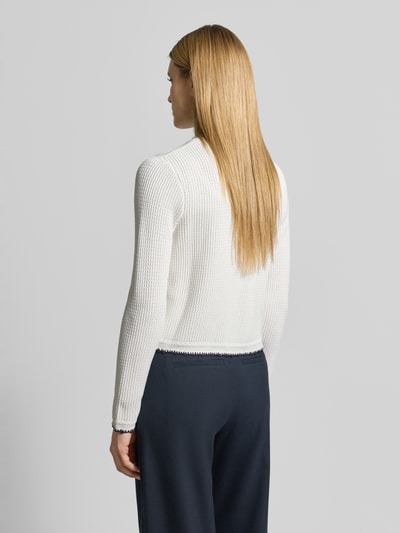 Vrouwenmodel draagt Strickjacke aus Viskose-Mix Modell 'Kumma' van JOOP!, regular fit, contrasterende stiksels, ronde hals, knoopsluiting, witte stof met fijne textuur, matzwarte knopen, ruglengte maat 36: 50 cm, mouwlengte: 66 cm, volledige rugaanzicht.